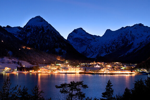 Pertisau am Achensee in der Abenddämmerung, Lichter am Ufer vor den Bergen des Karwendel
