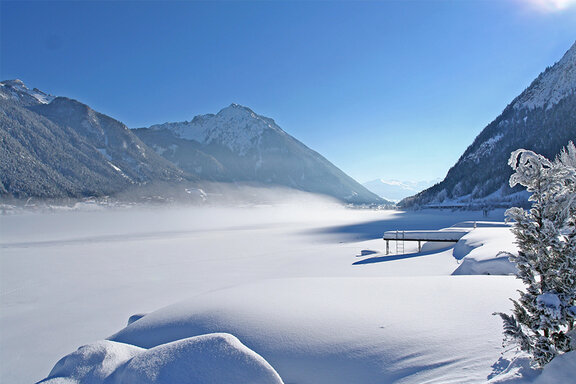 Zugefrorener Achensee mit Schnee im Winter